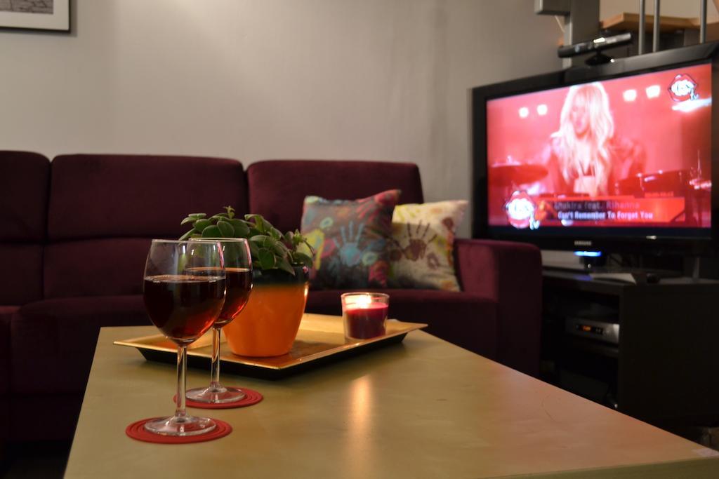 Happy Place - Casuta Galbena Domnesti  エクステリア 写真